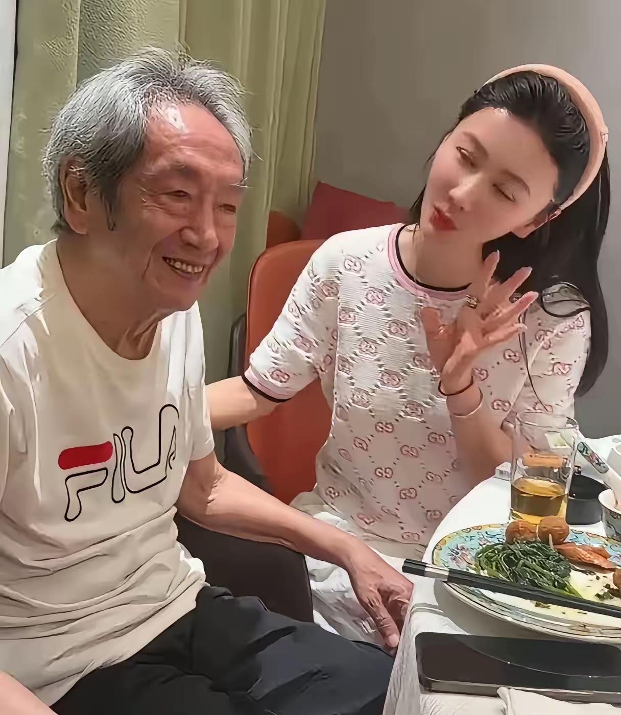 大家快看王奎荣这可怜相！
一个白发苍苍的80岁老人与年龄相差38岁的妻子在一起1