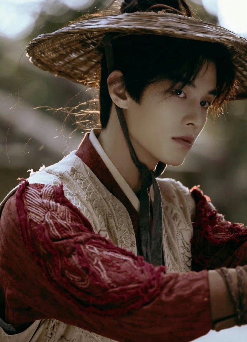 这次何与的古装妆造必须要夸一夸！明显比之前出色太多，那种古风男主的气质被完美烘托