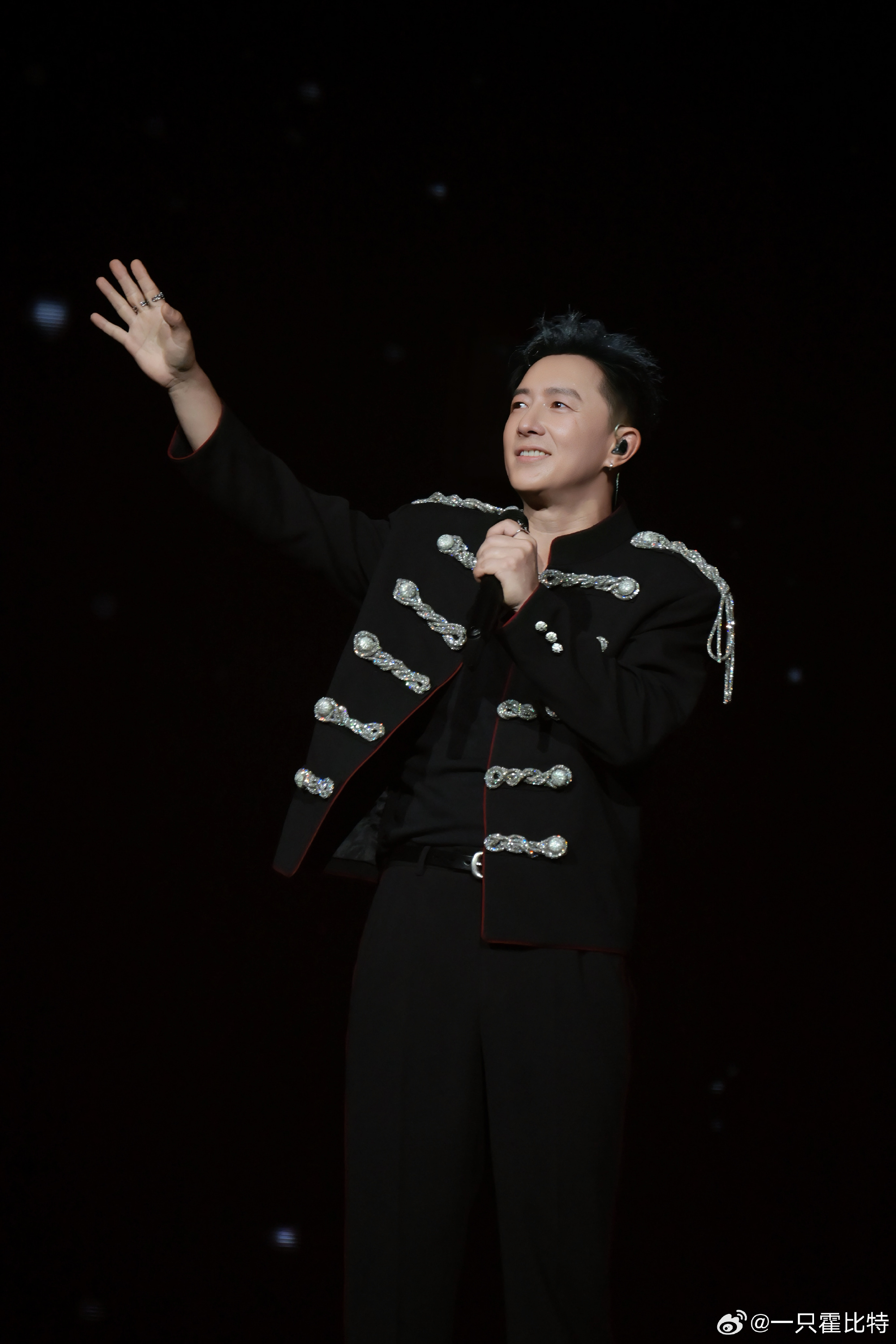 韩庚嘉宾郑恺韩庚世界的角落巡演一个唱跳舞台王者，一个综艺气氛担当，很难不期待俩人