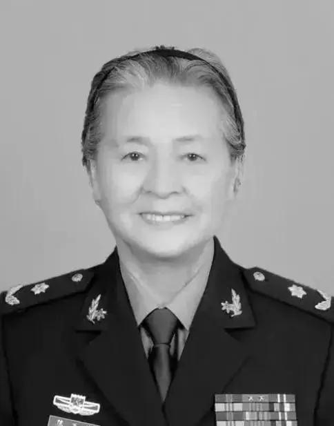 2008年的汶川地震，成都军区某位军长，猛的从凳子上站了起来，厉声训斥一名手下：