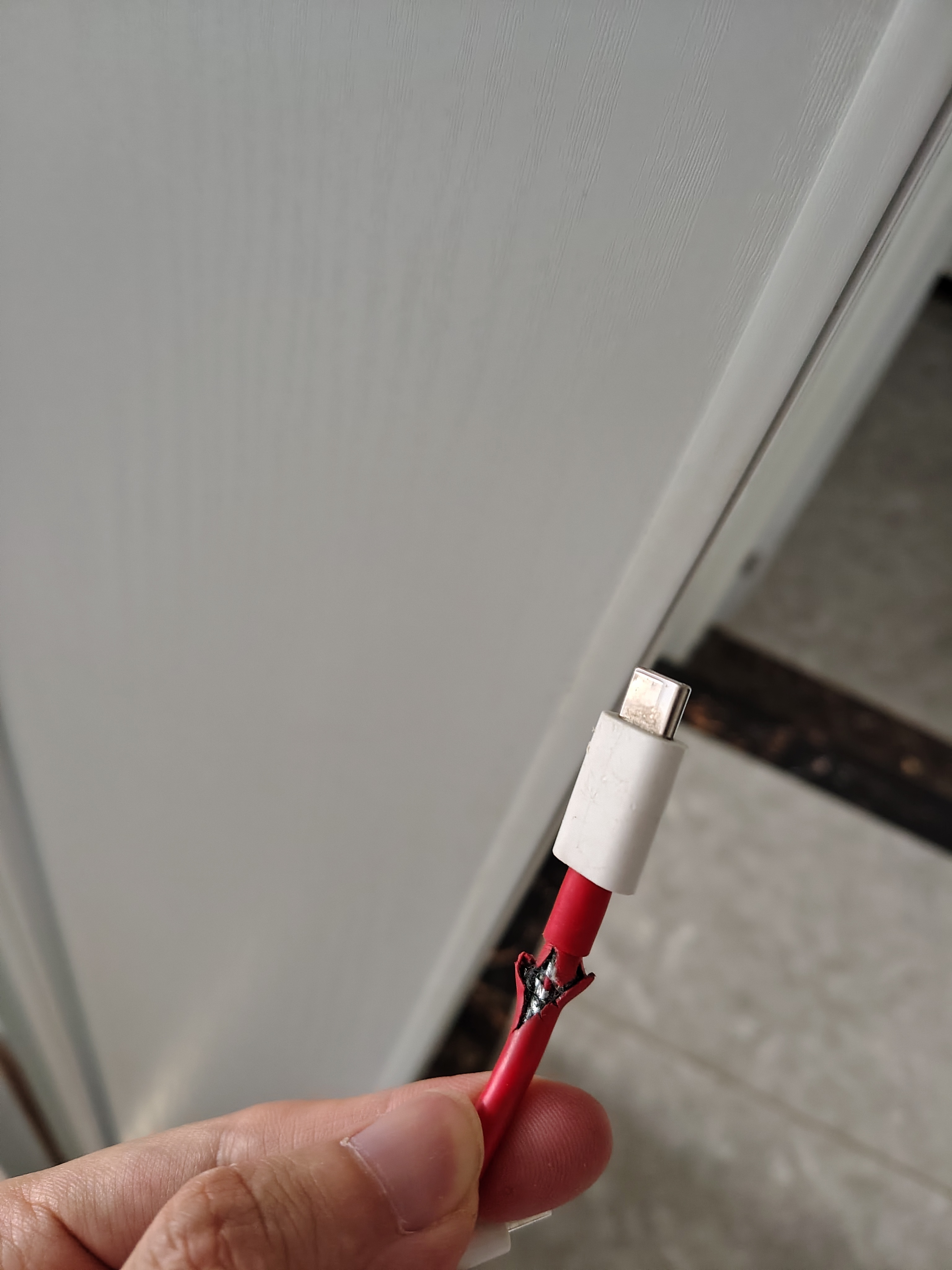一加的原装数据线用久了很容易从这里烂掉，周围已经有三个案例了
