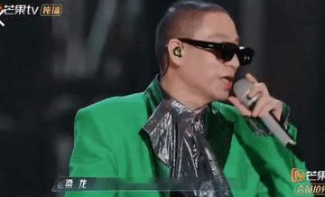这届披哥的年龄有点迷惑啊！
梁龙说他在很年轻的时候，就听李克勤大哥的歌，嘴下留情