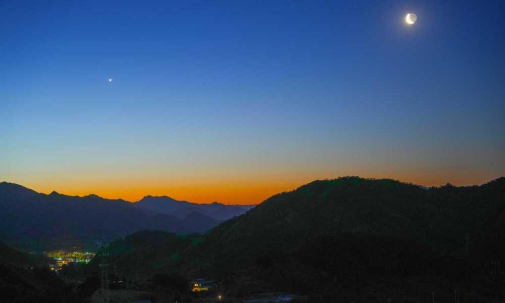 下联：东隅望启明。

（图片来自网络）