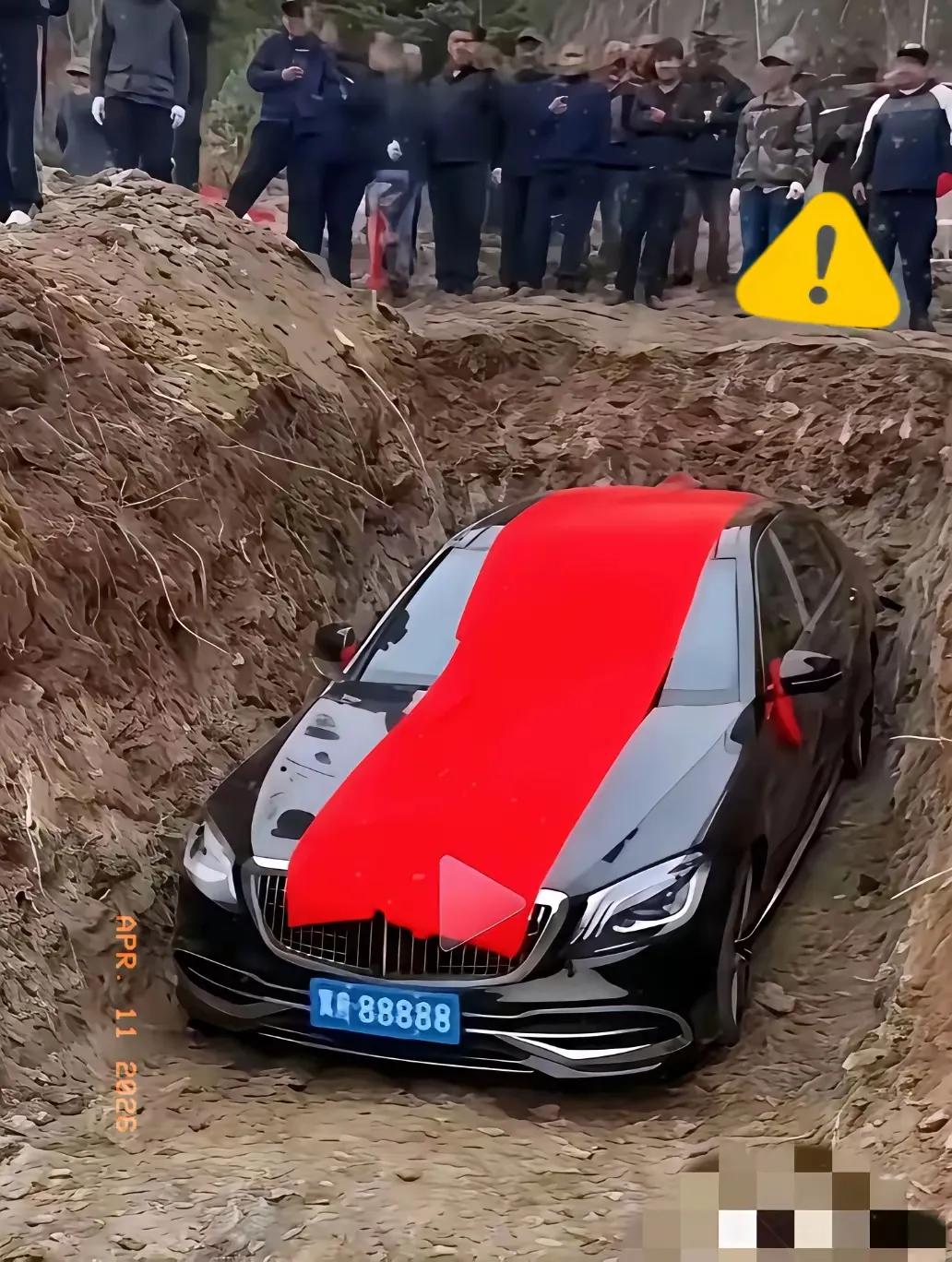 老人家喜欢奔驰车，但也需要人开呀……老人死了把车埋了陪藏，是不是太高调了！！是不