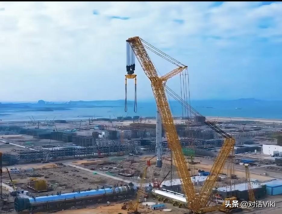放眼全球，能一把吊起4000吨的起重机屈指可数，徐工这台就是其中之一。4000吨