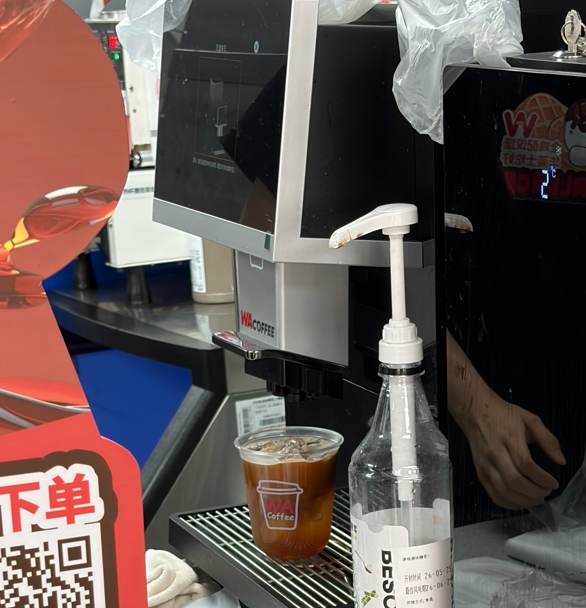 华莱士的咖啡还行，毕竟 9.9 包月，最多能喝 210 杯，而且还是现磨的，要啥