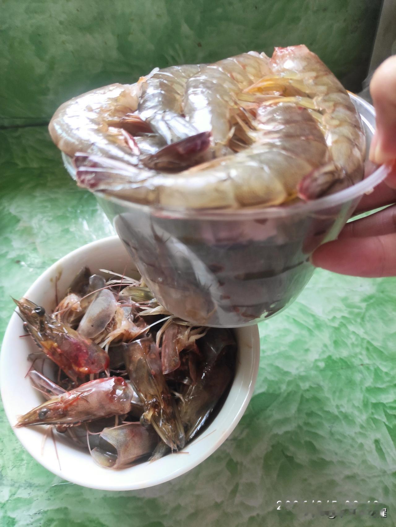 早晨下了趟楼，买了点零食，买点菜，看见卖虾的摊，虾的个头挺大，五斤一百，买了50