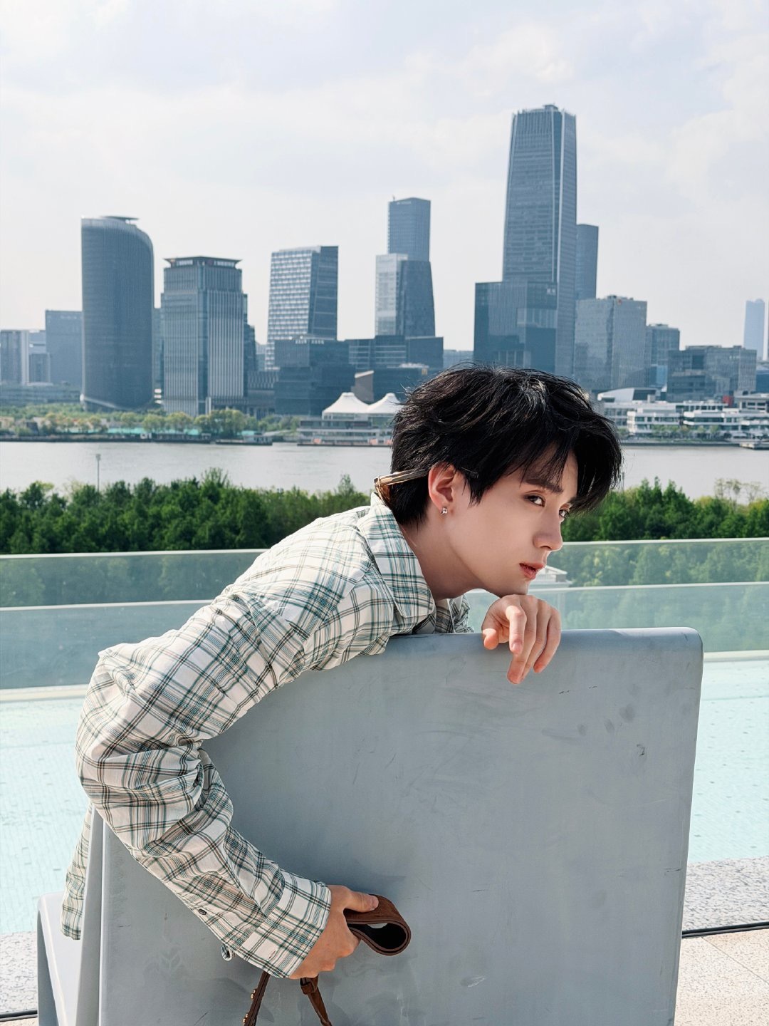 我拍的清爽学长周翊然周翊然亮相上海活动，清新的绿色格纹衫。今天完全是校园学长！ 