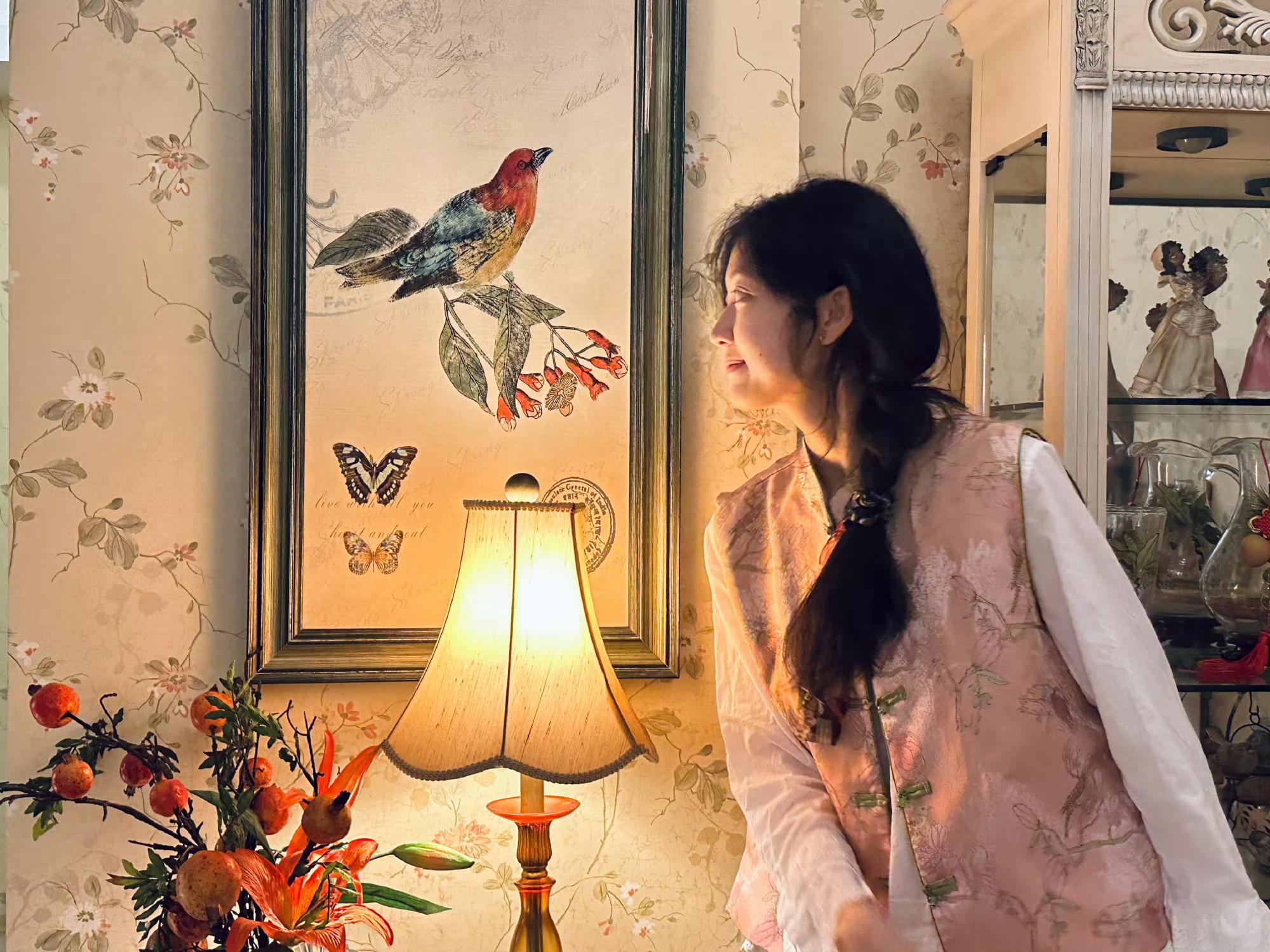 #孙千新中式马甲# 孙千新中式马甲氛围感嘎拉满，美女高颜值搭配可爱的马甲可爱氛围