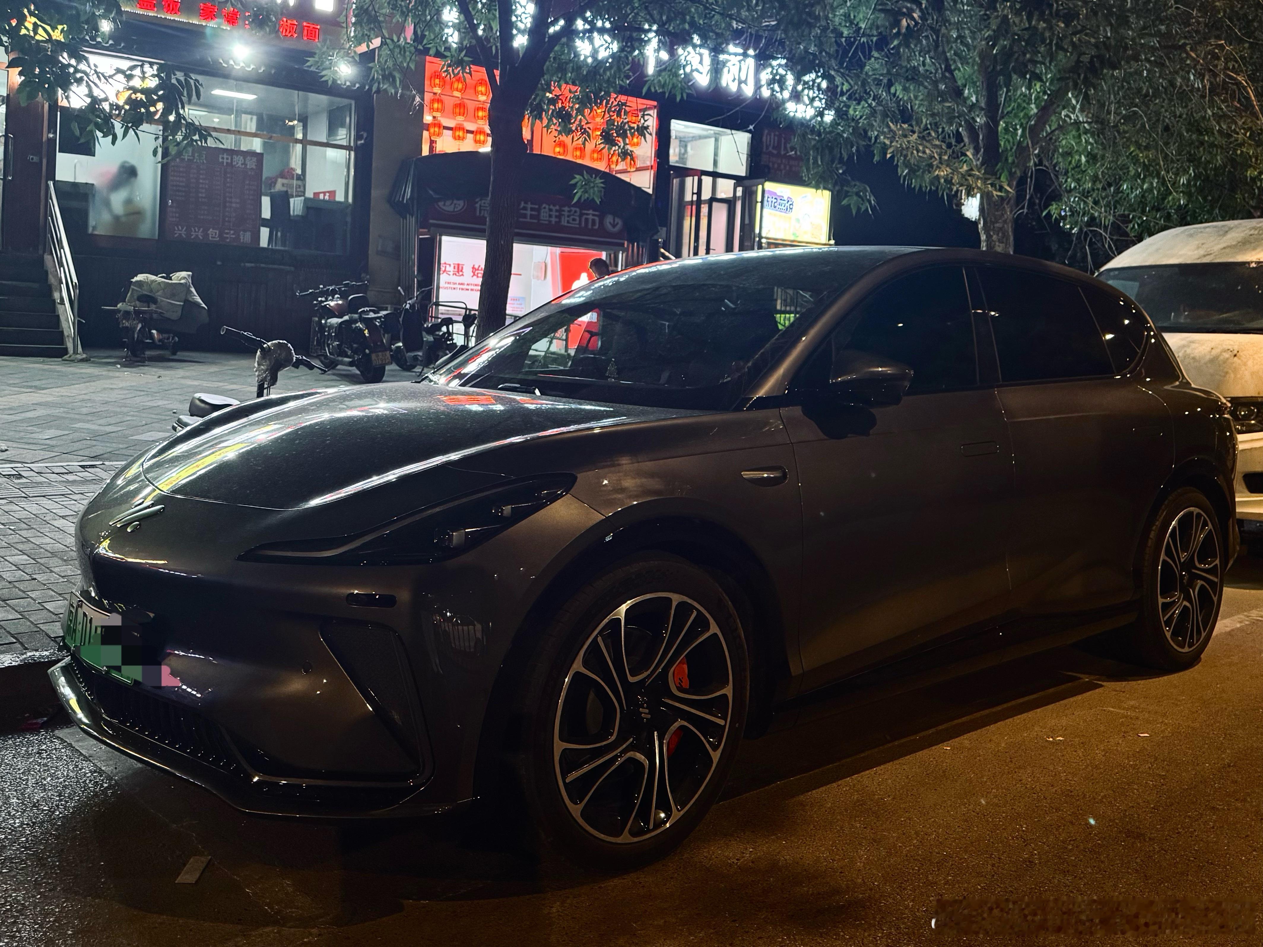 今天吃完饭出来我都惊呆了我看见了3台智己LS7停在了30米内绝对是少见了这台车的