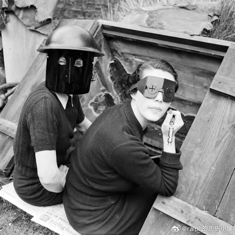 1941年英国伦敦Downshire Hill街2名带防火面具的女性军事历史全触