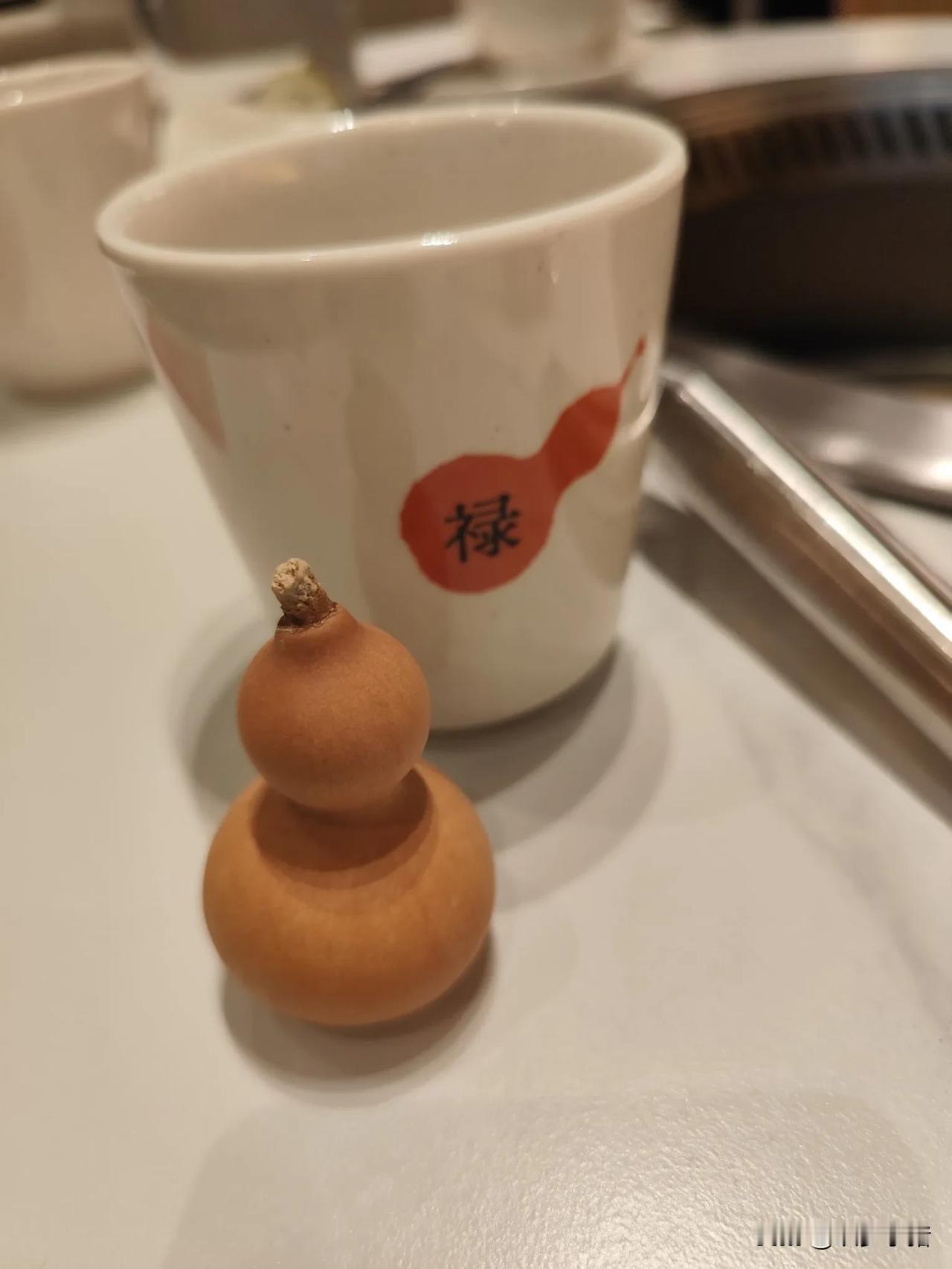 去吃家的味道，没想到还有意外惊喜。
看到一堆葫芦，我忍不住拿了一个小葫芦。小哥哥