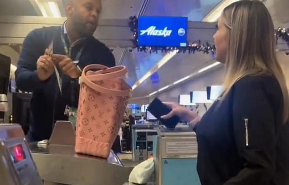 【阿拉斯加航空：女子带双猫乘机，与员工激烈冲突】美媒报道，阿拉斯加航空公司一乘客