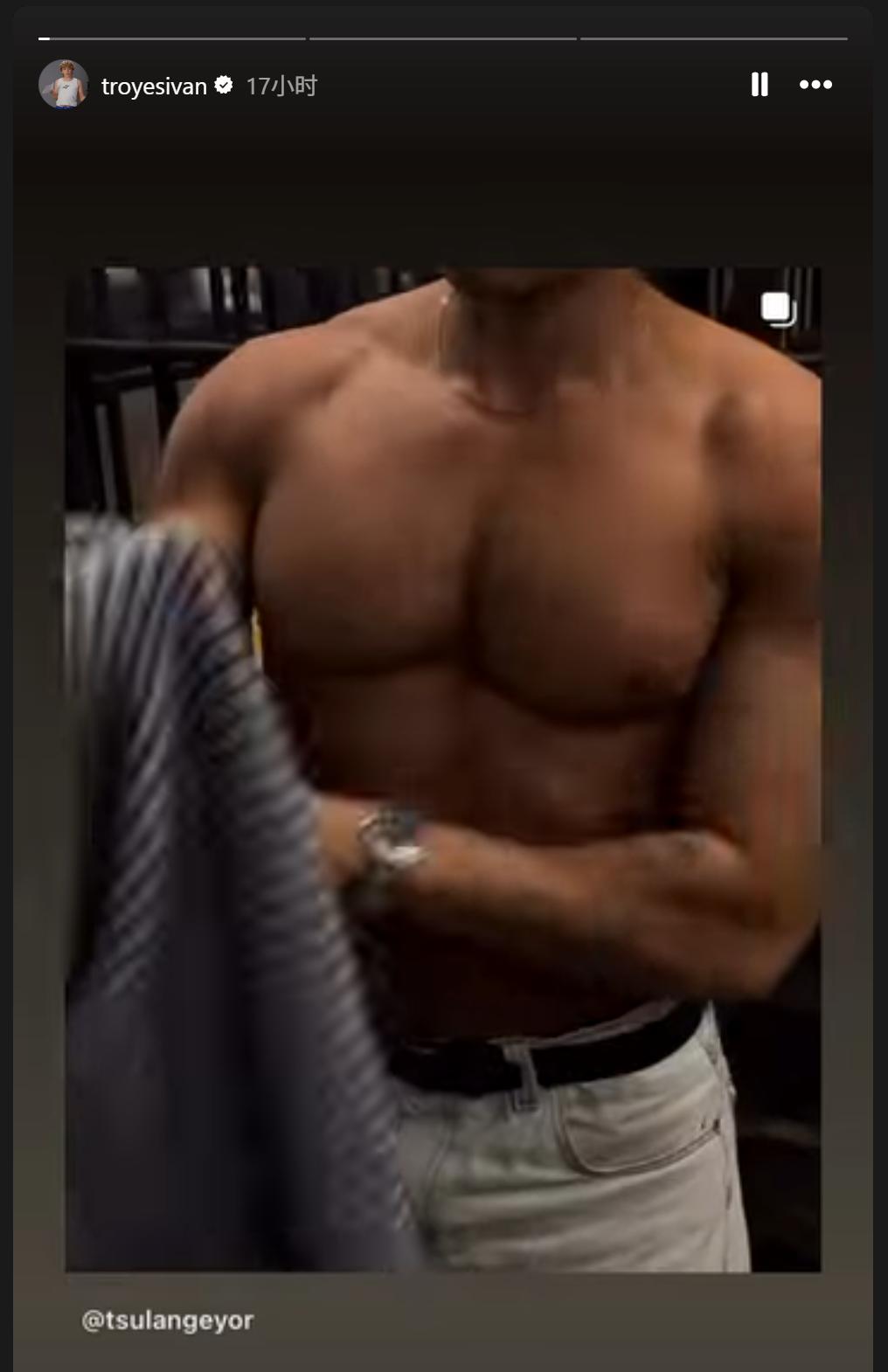 在数字时代，名人的一张照片往往能瞬间点燃网络的热情。2025年10月26日， 澳