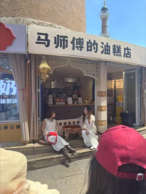 路人镜头下的锤娜丽莎路人镜头下的锤娜丽莎，笑得那么自然，真的是美丽又亲切衣锦天下