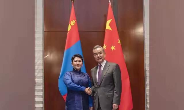 蒙古外长邀请中国外长访问蒙古，大概率是要谈稀土借道过境出口问题！蒙古国外长巴特策