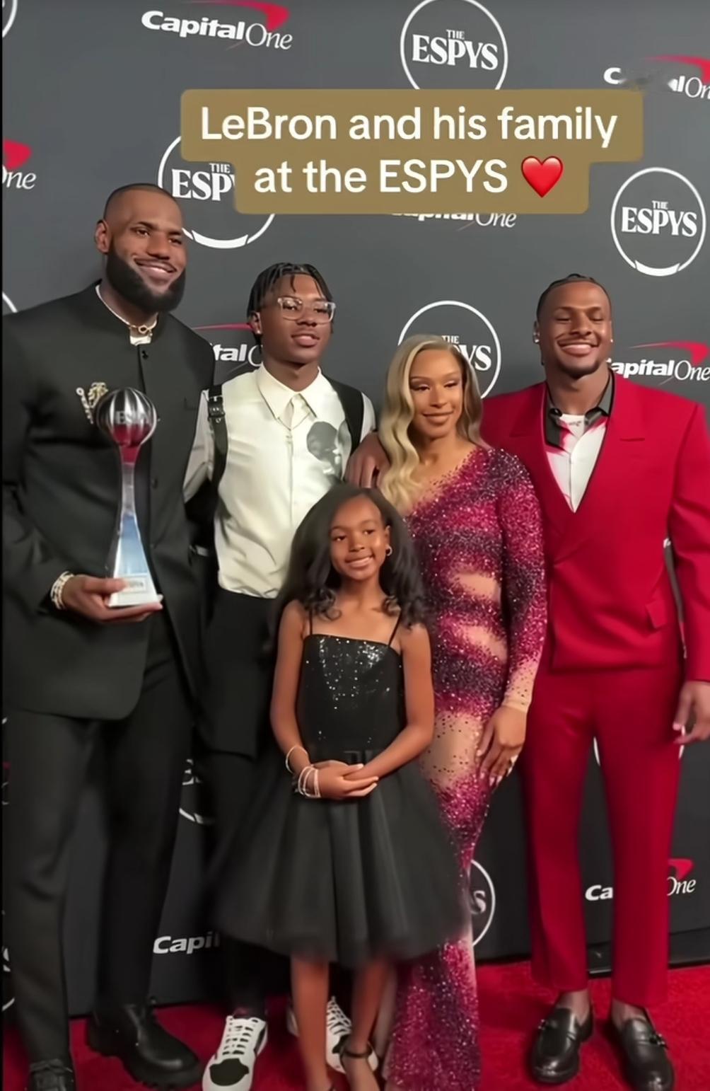 LeBron 一家在 ESPYS 红毯上简直太亮眼啦！那画面就像一幅温馨又闪耀的