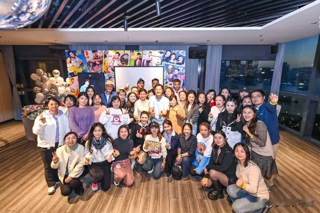 为庆祝出道40周年，新加坡艺人“阿哥”李南星11月29日在上海举行了一场意义深远