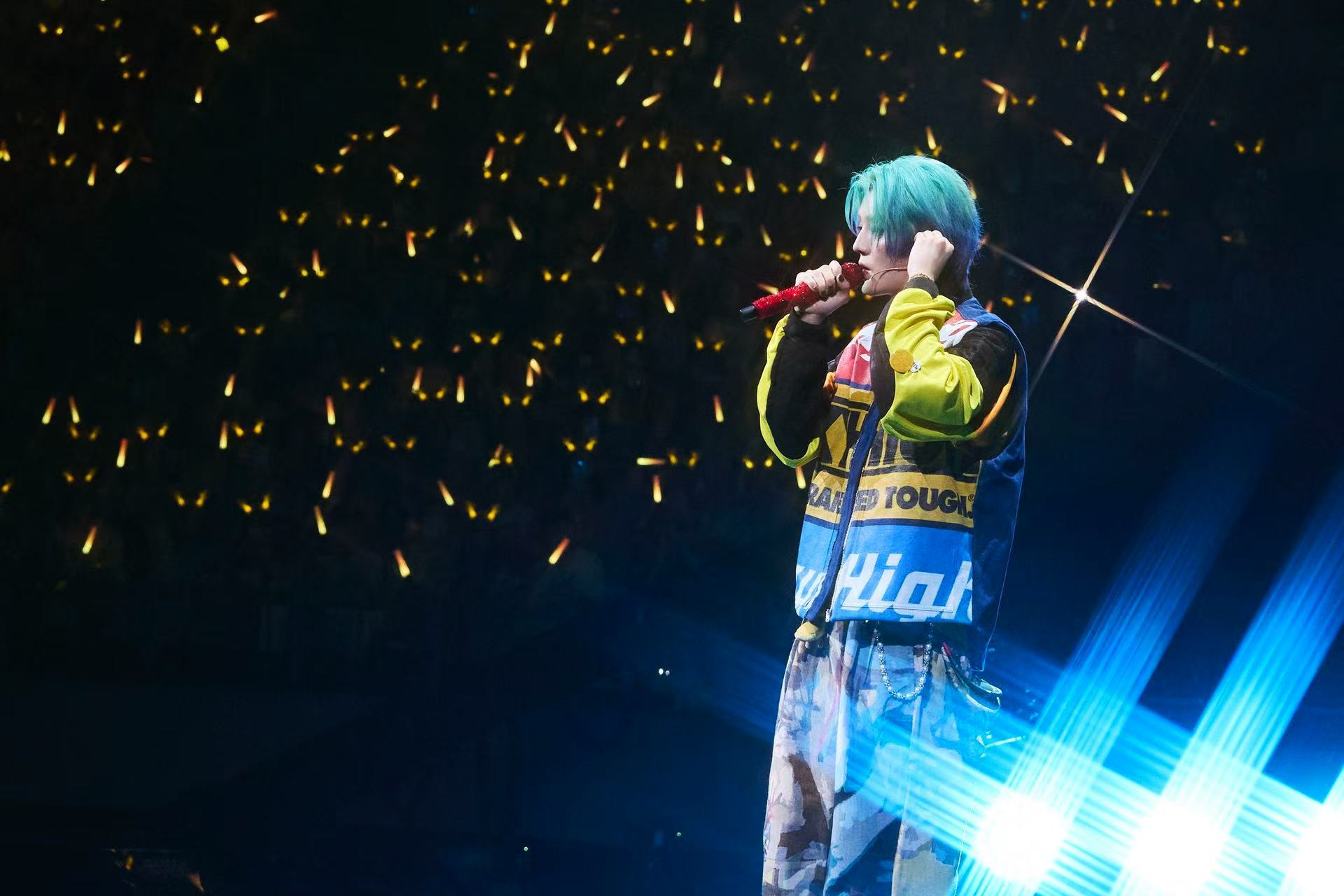 鹿晗亚巡纪念册预售 鹿晗亚洲巡演纪念册《穿越四季来见你》开售即爆🔥 1分钟销量