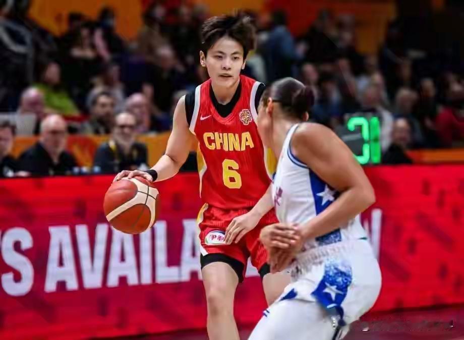 中国女篮和波多黎各队争夺八强席位之战中，两队打的难解难分，比分犬牙交替上升，最大