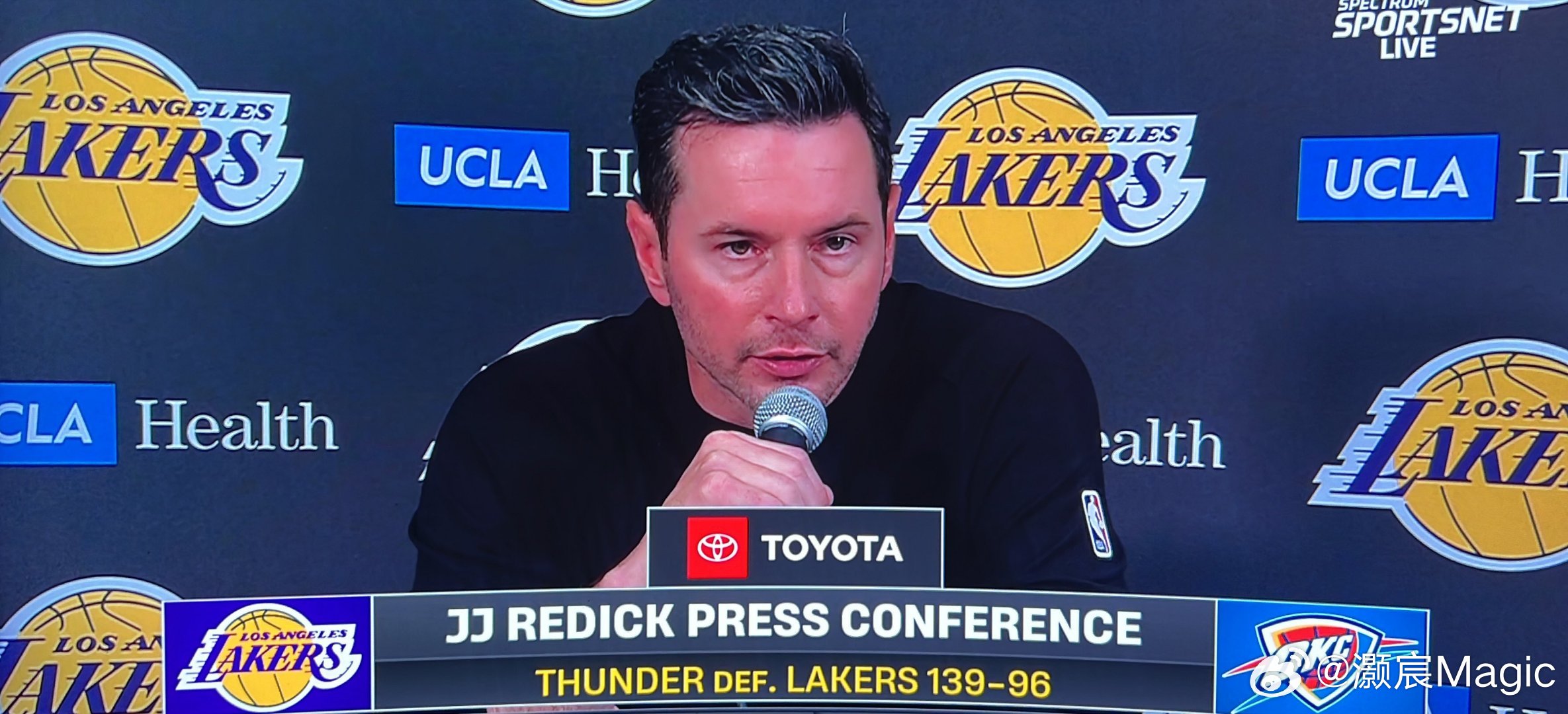 雷迪克接受了记者采访谈到里夫斯的伤情：“他在一个奇怪的位置上伸展身体去抢球。他感