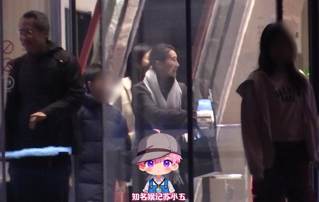 陈好一家五口罕见同框 久违同框太温馨！陈好携老公与三个孩子一起参加聚会，一家五口