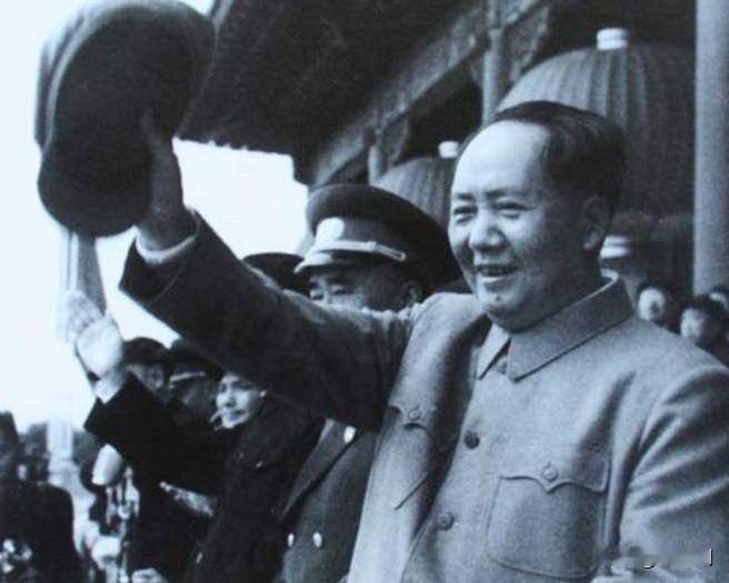 伟人曾一针见血地指出：人的变坏，往往是从脱离劳动开始的。所以他立下规矩——干部必