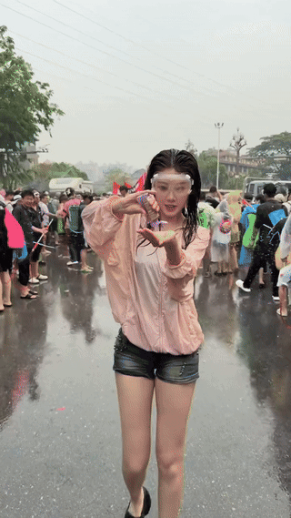 泼水节美女玩疯了！
大声呼喊：“谁能帮我洗个头！”
这下周围人群炸了

都是坏大