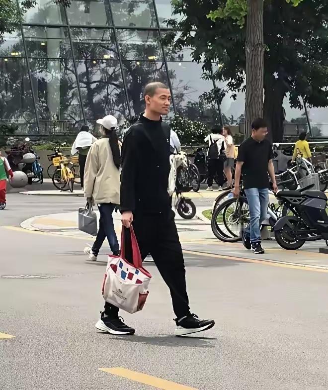 提起韦东奕，大家第一印象永远是手拿塑料袋、朴实低调、一心沉浸在数学世界里的天才学