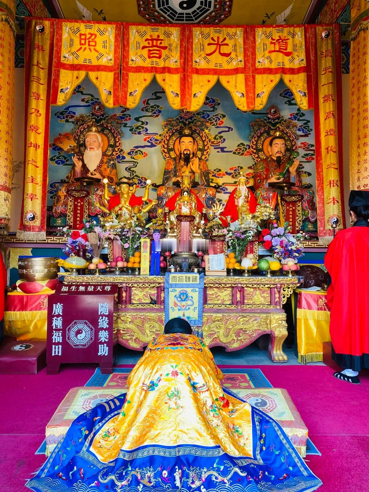 神明前上香祈福，化灾解难，身心自在，善财善宝亦会滚滚而来！ ​​​