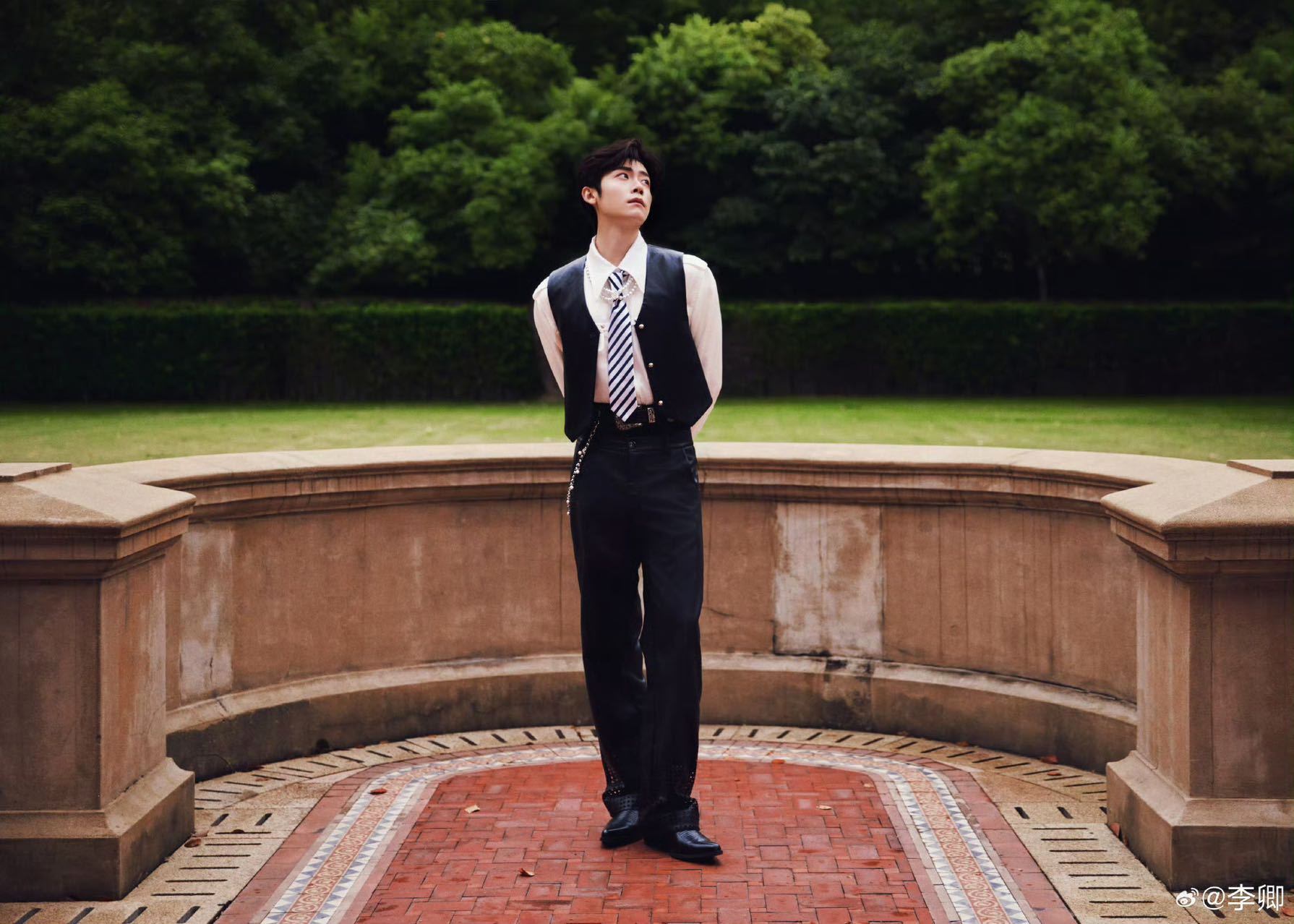 李卿3月最后一天耍酷一下李卿耍酷一下 九宫格！九宫格！李卿终于舍得发九宫格了！3