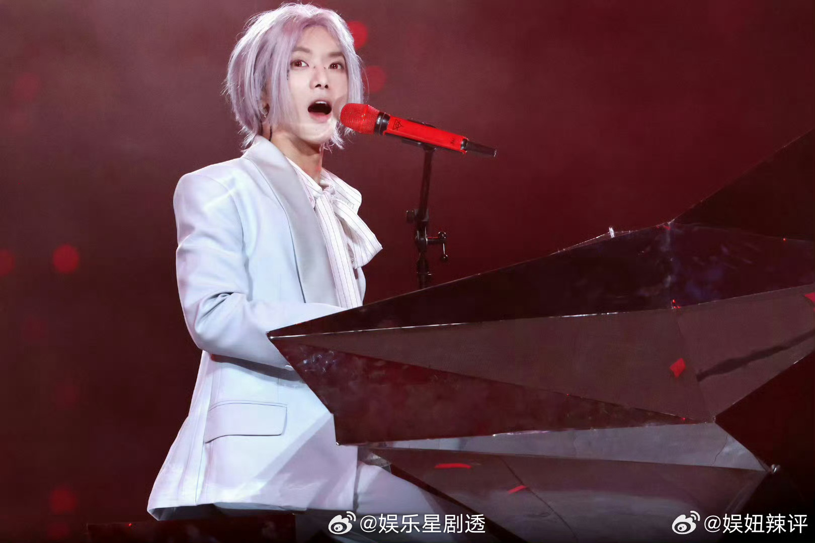 华晨宇宫廷玉液酒想不到华晨宇用“宫廷玉液酒”调皮互动，粉丝的配合真心棒，花花喝水