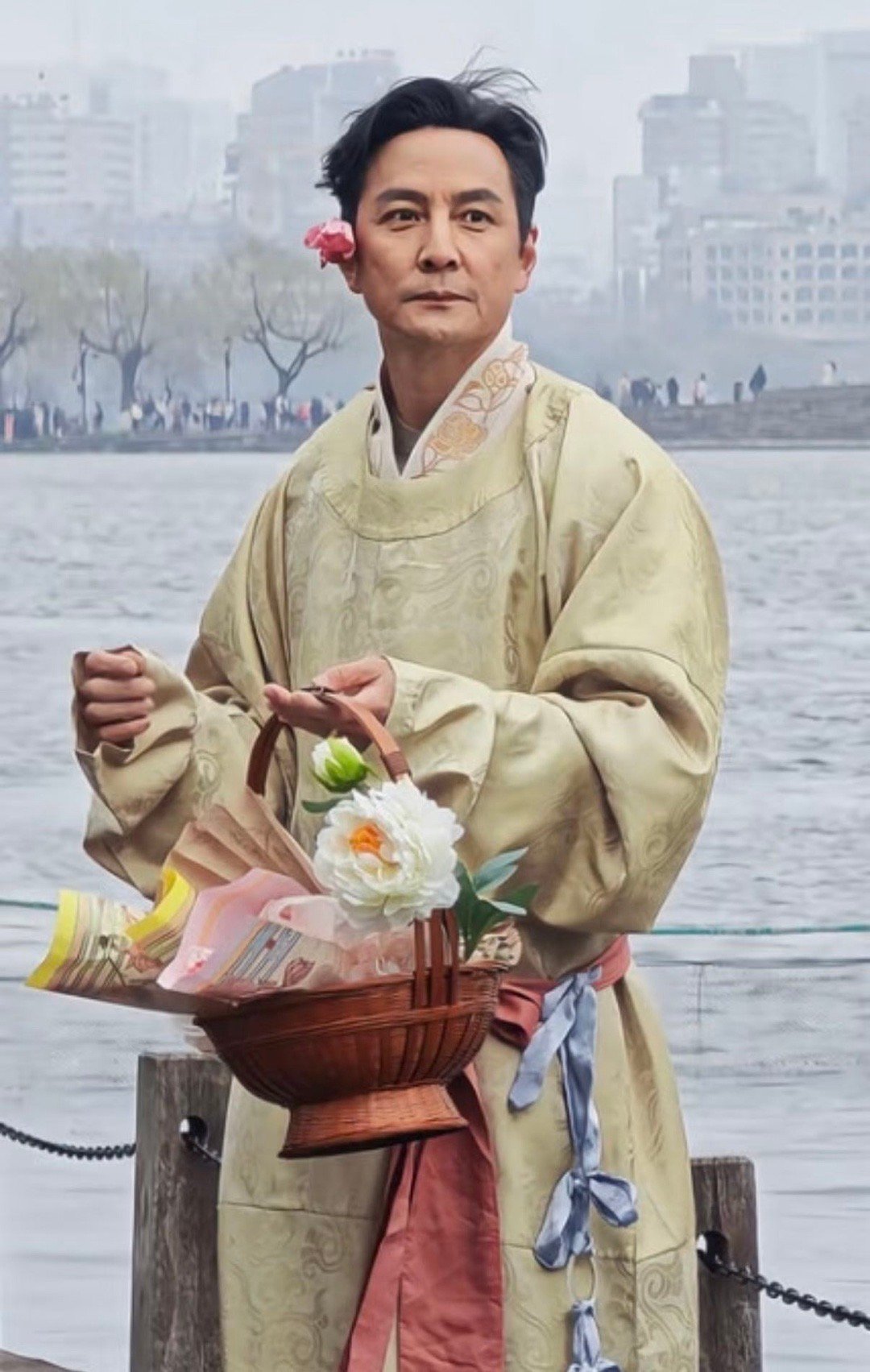 00后已经不认识吴彦祖了对于00后来说，吴彦祖就像教科书里的人物，知道他很帅，知