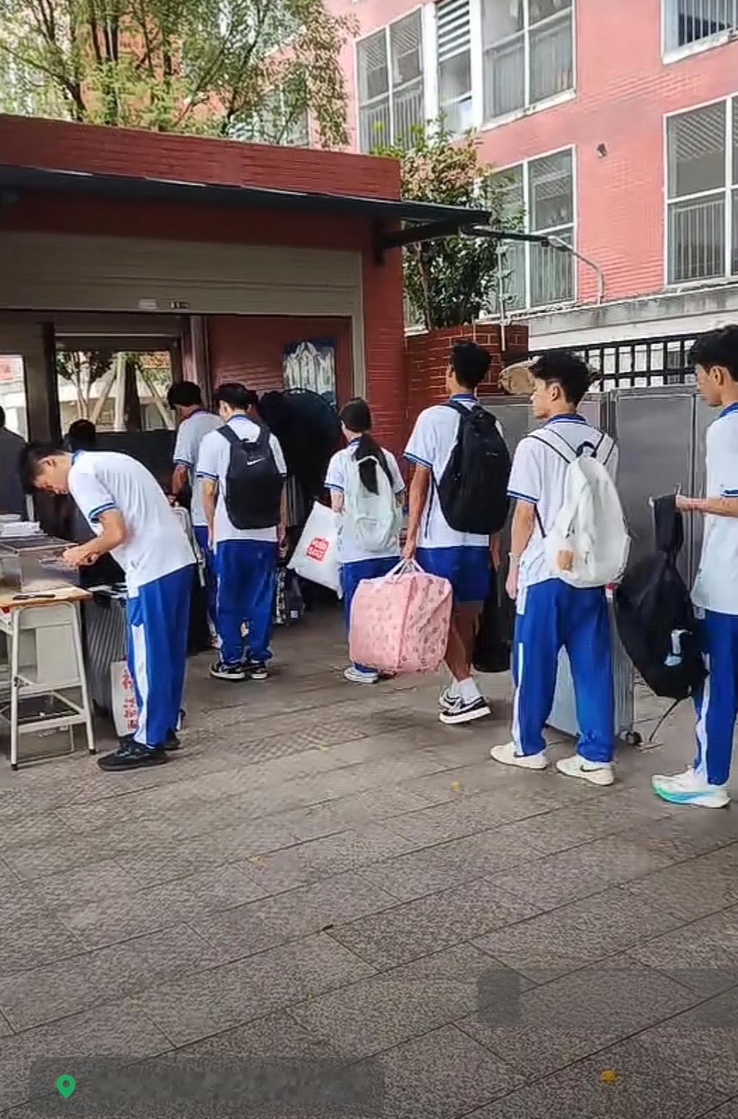 清中这回真的抓严了！这次国庆假期放三天假期，10月4日一早返校，所有同学经过严格