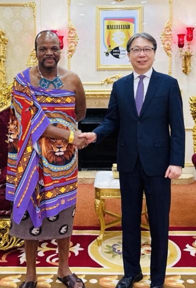 不愧是非洲唯一一个还承认台湾的“独苗”！

身上裹着床单，脚上踩着凉拖，一身“王