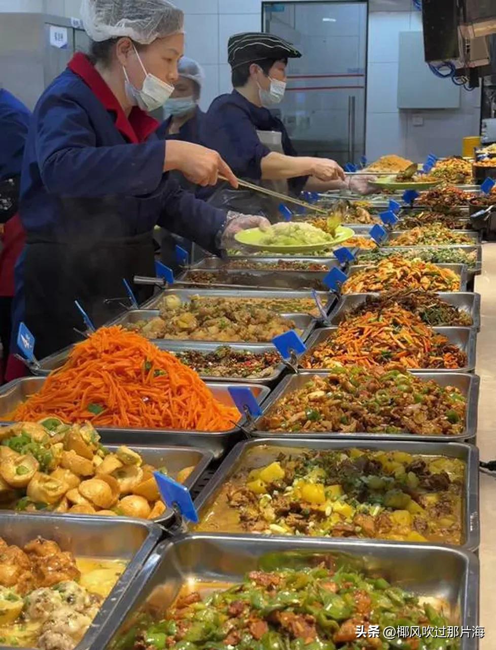 八五年在重庆上大学，那物价低得我一度怀疑人生。

至今记得食堂的价目表：蔬菜一律