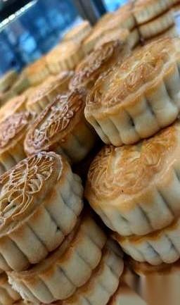 离八月十五只剩最后三天，超市里的月饼根本卖不动。
连店里的两个营业员都在嘀咕，往