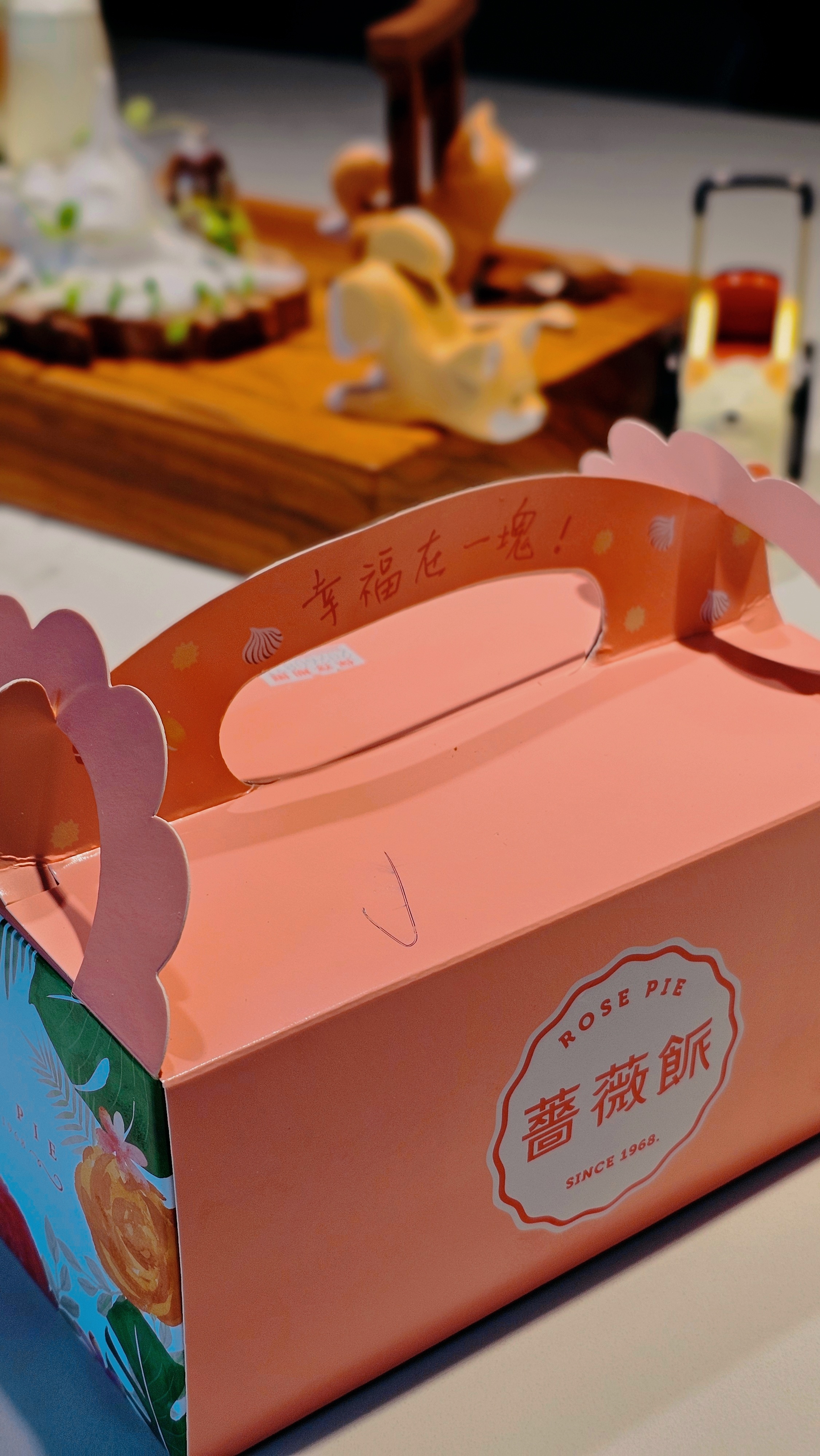 今天小Jerry和Victor剛好參加公司旅遊，Jessica卻特地從上海趕回台