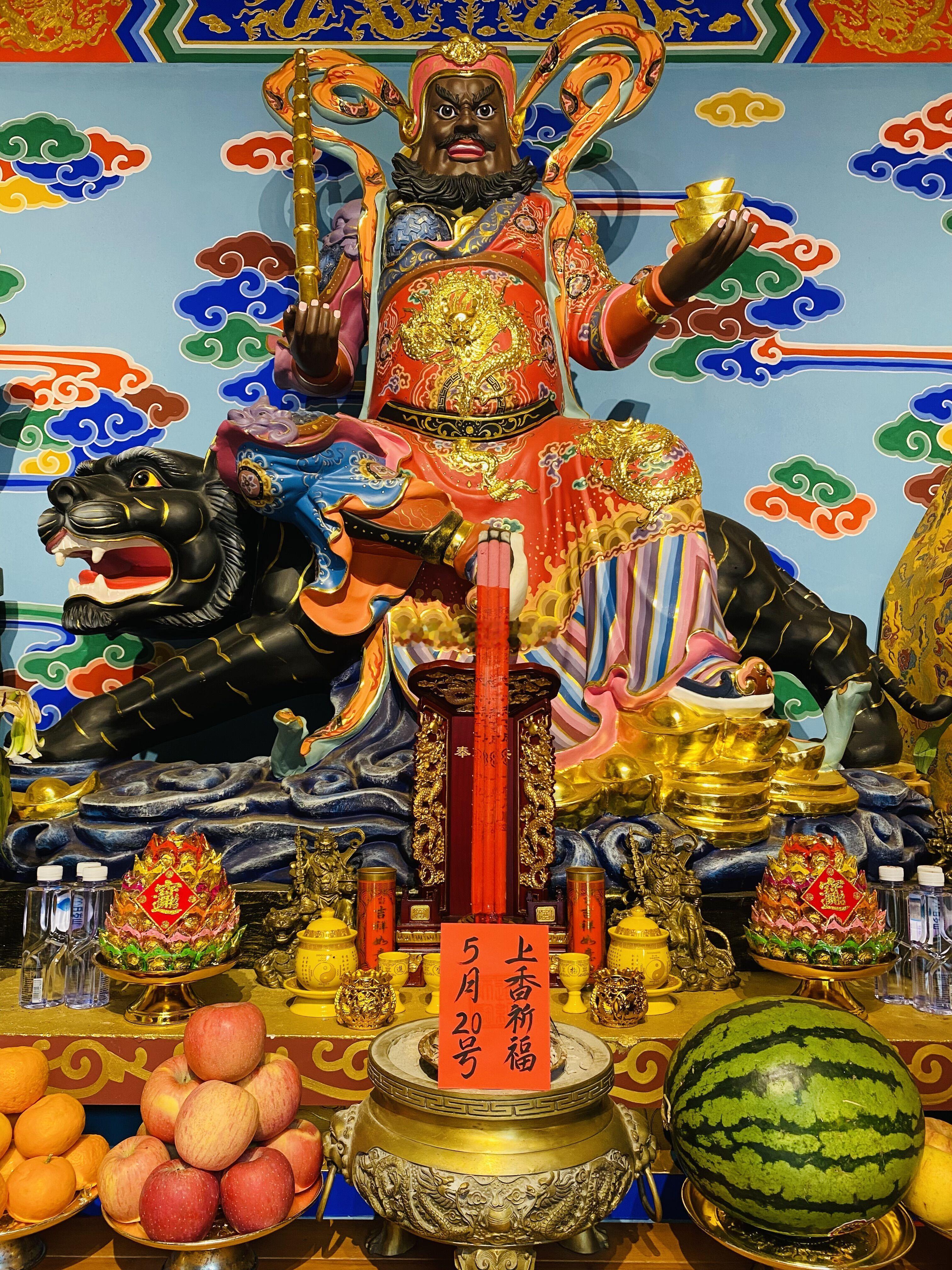 开周大吉，许下的所有心愿都会实现，5月20日师父在财神殿为点赞的粉丝上香加持福报