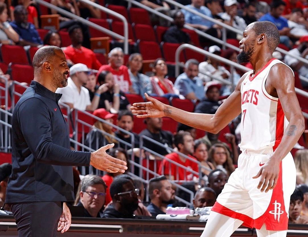 乌度卡谈杜兰特，认为球队可以欣赏杜兰特，但不应过于崇拜他。他鼓励球员们相信自己与