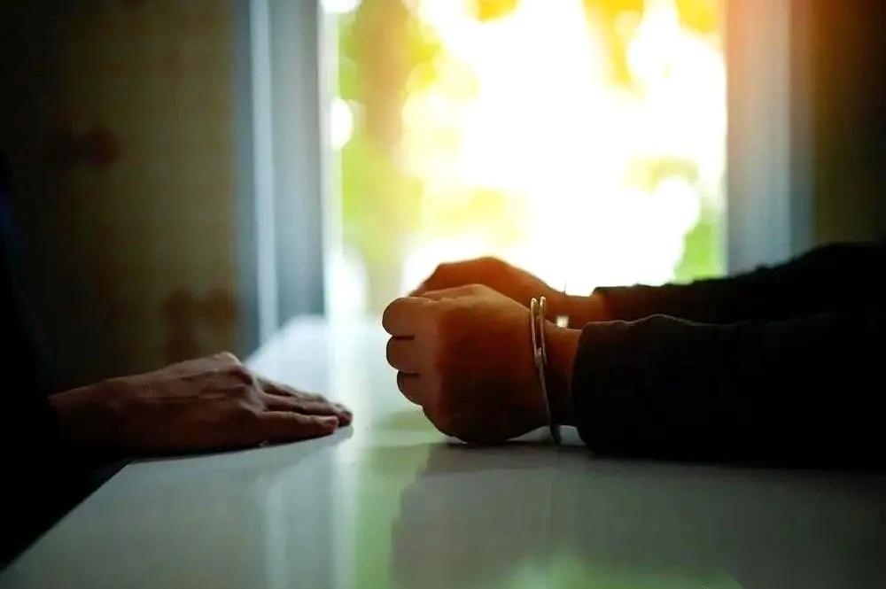 正义或许会迟到，但绝不会缺席！

一个警察因为偷看了女友的日记，得知女友有过一个