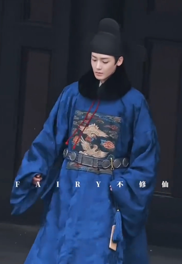 侯明昊的眼神和气场太鲨 侯明昊黑色毛领配上蓝色官服，整个人气场全开，他的眼神里透