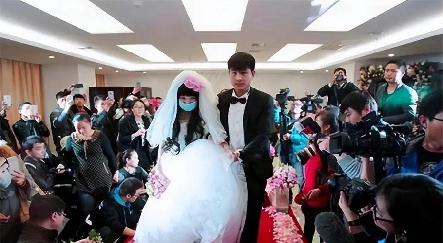 山东小伙与女友相恋5年，感情稳定甜蜜。哪料，女友回河南老家后，女友回河南老家探亲