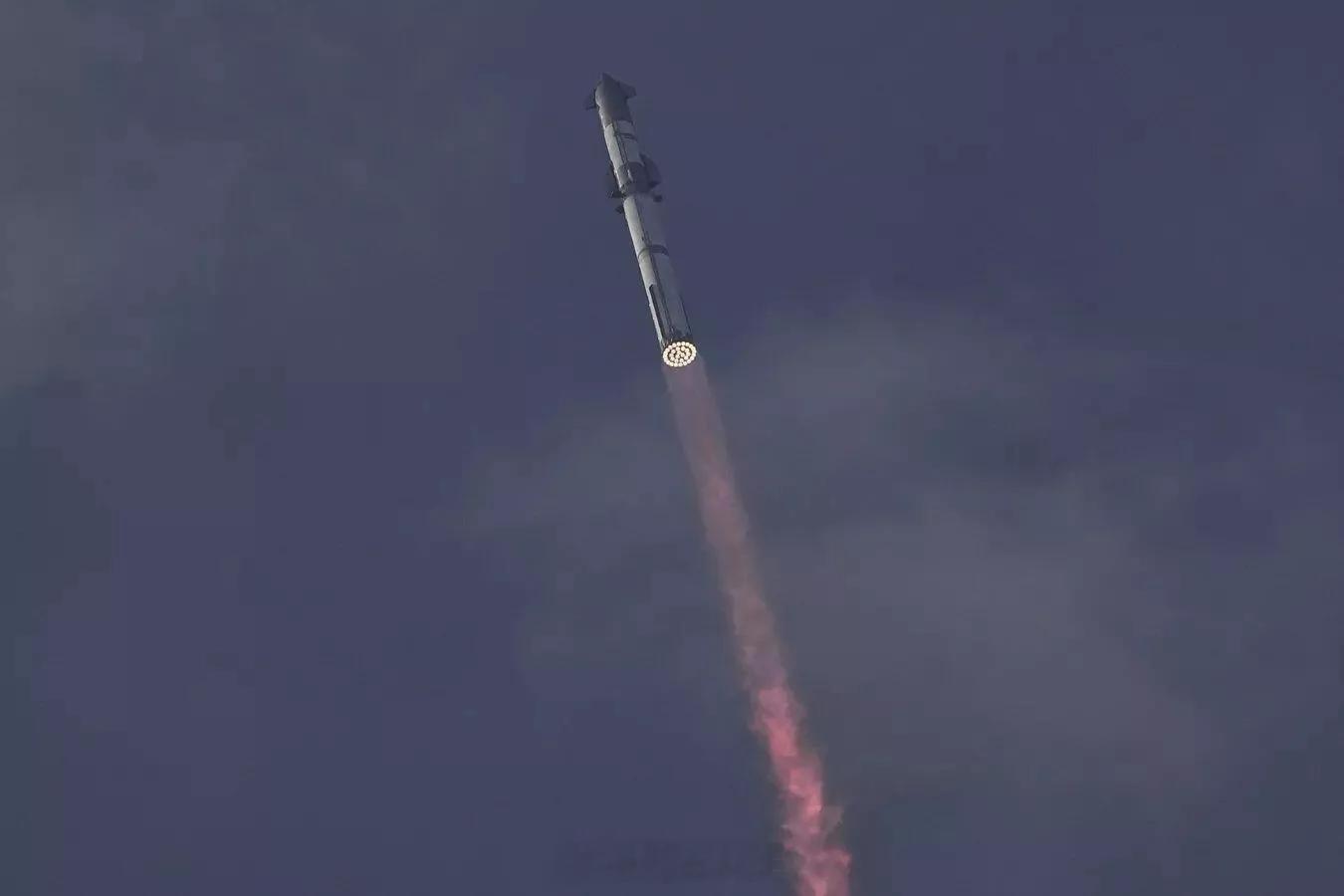 很明显，马斯克已经不能再陪着特朗普玩游戏了。这次的SpaceX星舰，在空中解体失