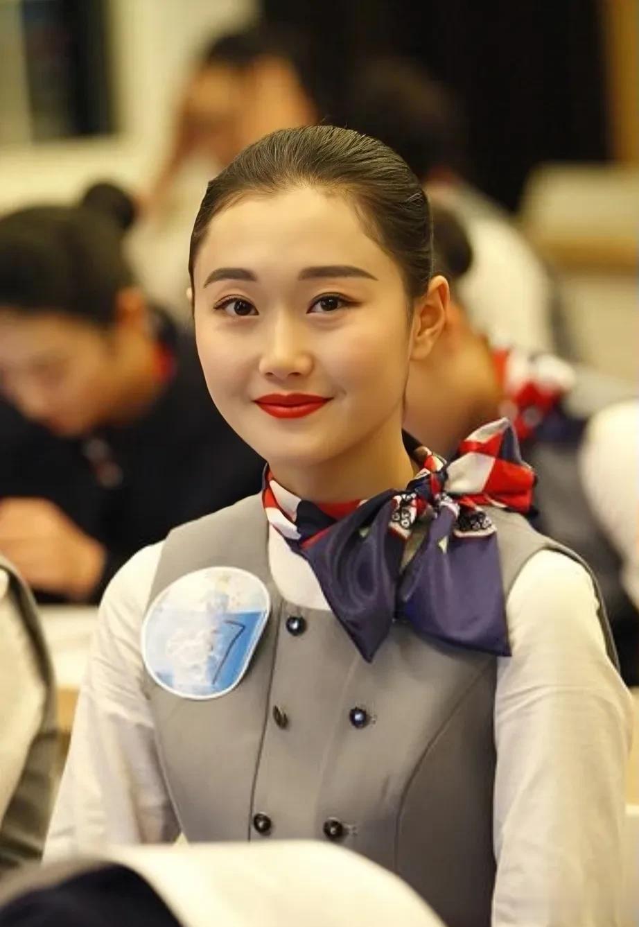 空姐工资到底是多少？

一个高中女同学，记忆中学习一般，高考那年并没有考上名校，