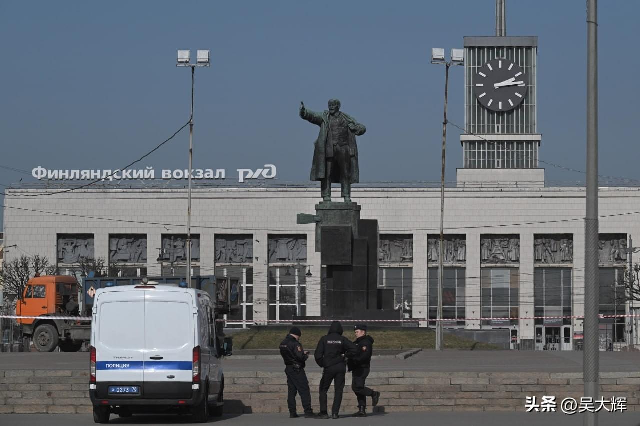 在圣彼得堡，原本计划举行抗议封锁Telegram集会的广场已被安全部队封锁。广场