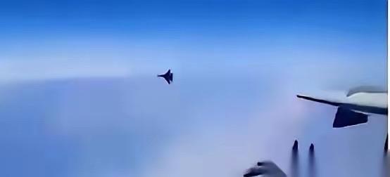 美军飞行员最崩溃的事，不是在雷达上看到我们的歼-20。

美军飞行员最怕的从不是