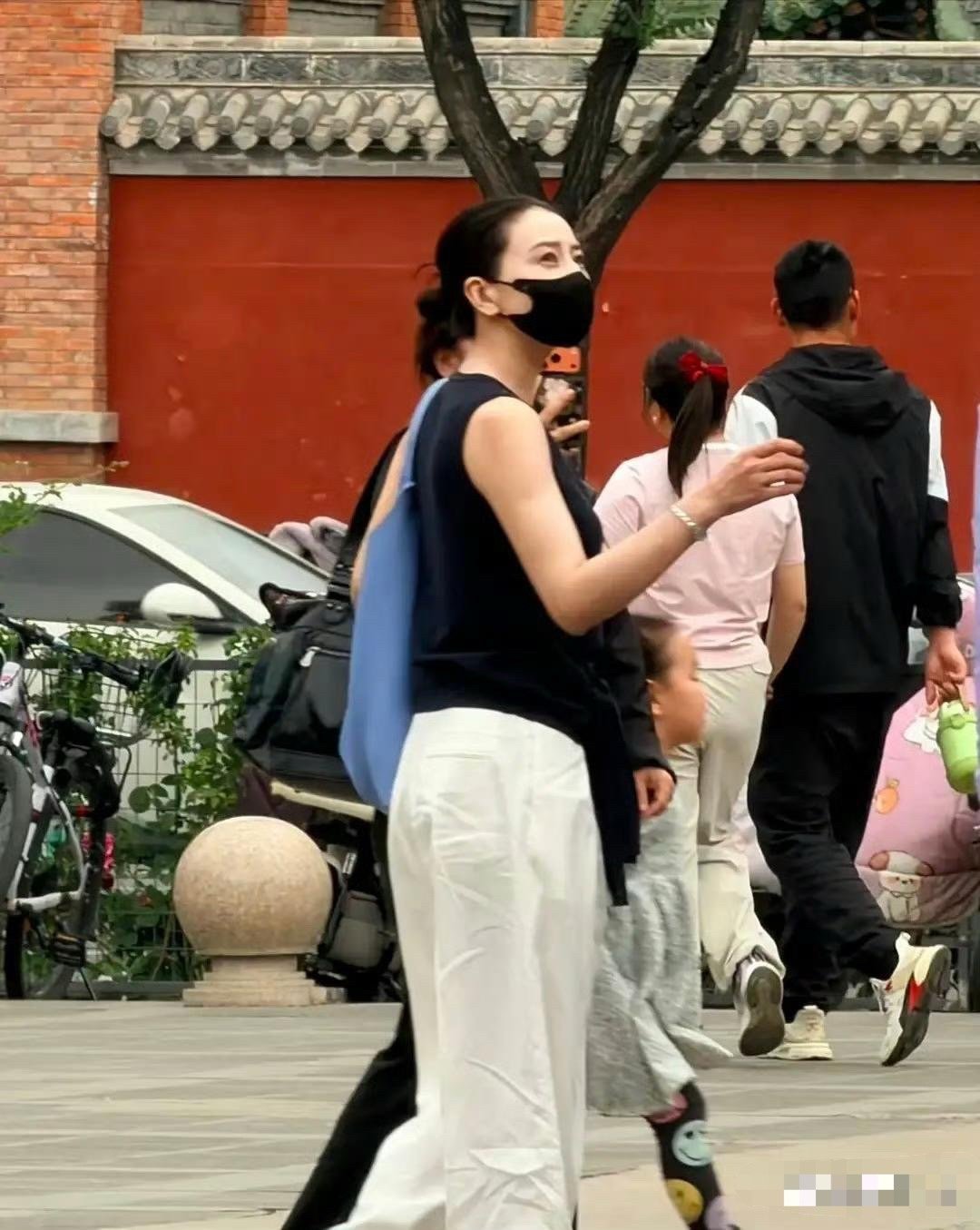 网友街头偶遇高圆圆，当天她衣着休闲，扎着丸子戴着口罩。这么低调的打扮也藏不住星味