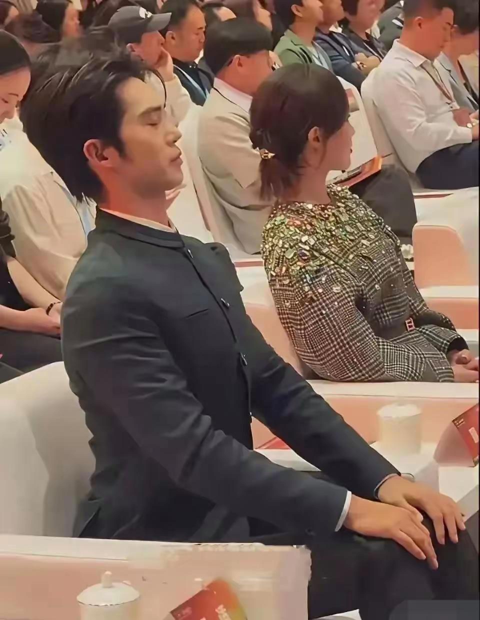 这是哪个男星啊？也坐得太板正了吧。