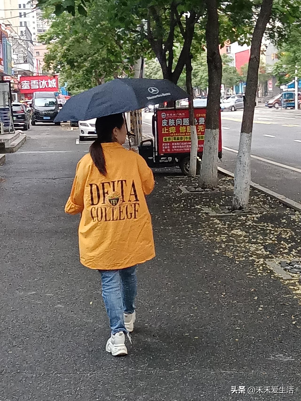 问一下，打着奔驰雨伞的大姐，衣服是什么牌子的？